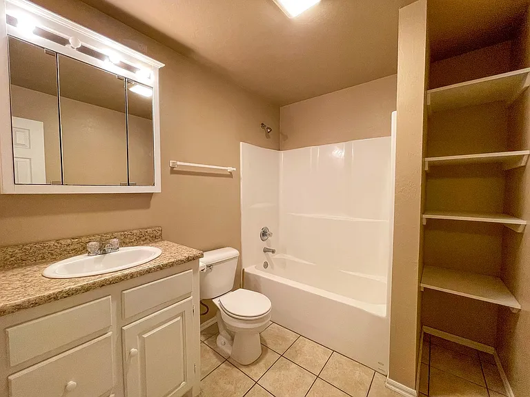 117 W Davis St — Photo 5