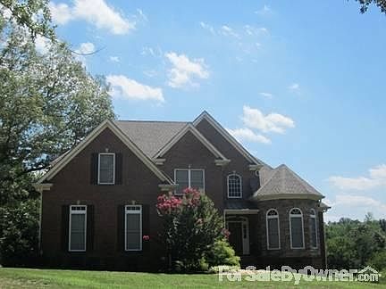 Welcome to 109 Amelia Dr
						:
						Nice Front Yard.