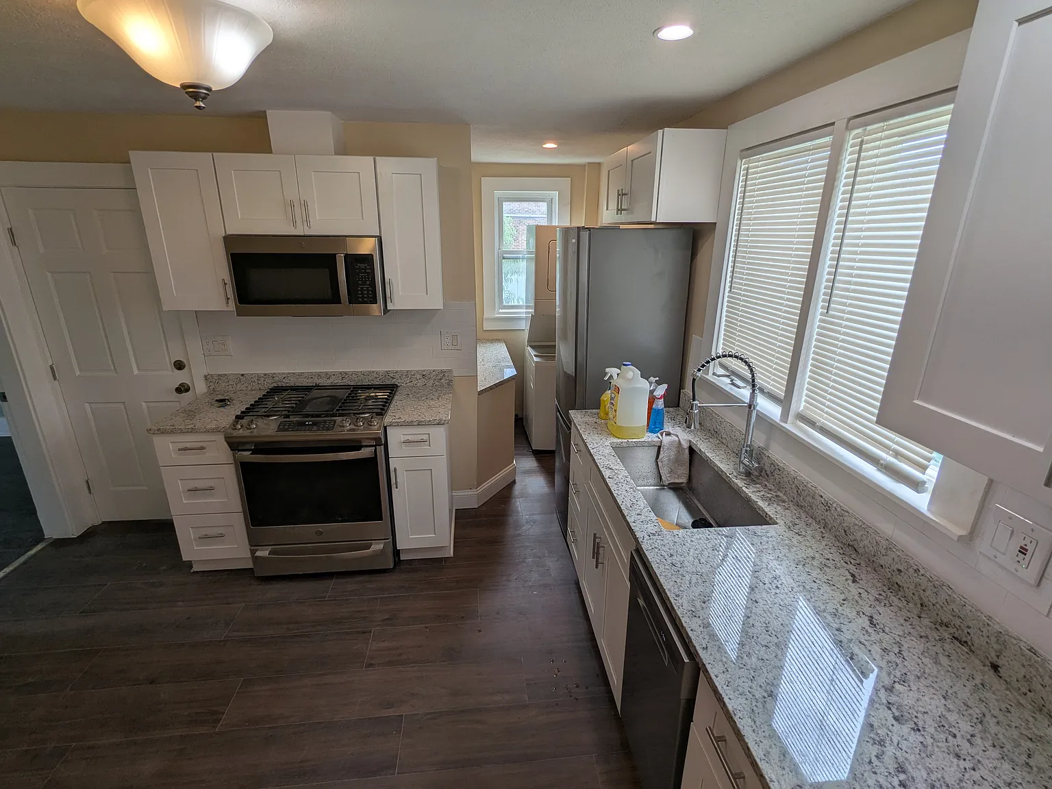 3 bed, 1040 sqft, $3,000 — Photo 2