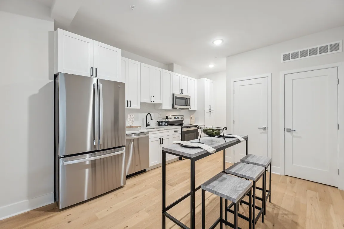 3 bed, 1059 sqft, $3,000 — Photo 4