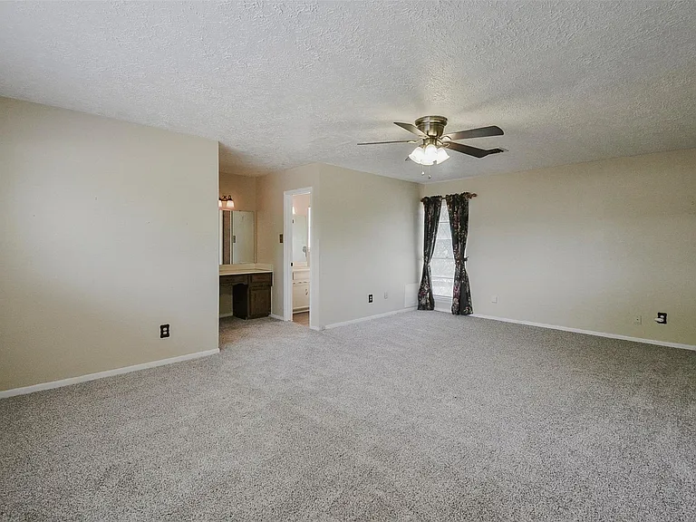 13915 Roundstone Ln — Photo 28