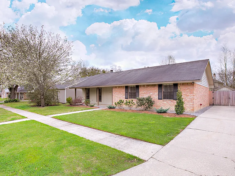 1138 Brookhollow Dr — Photo 2
