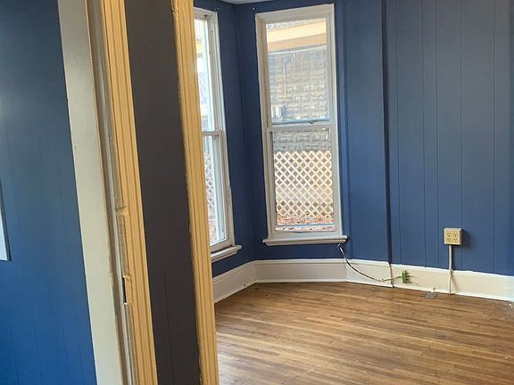 4th image of 302 N Locust St 2-unit 2