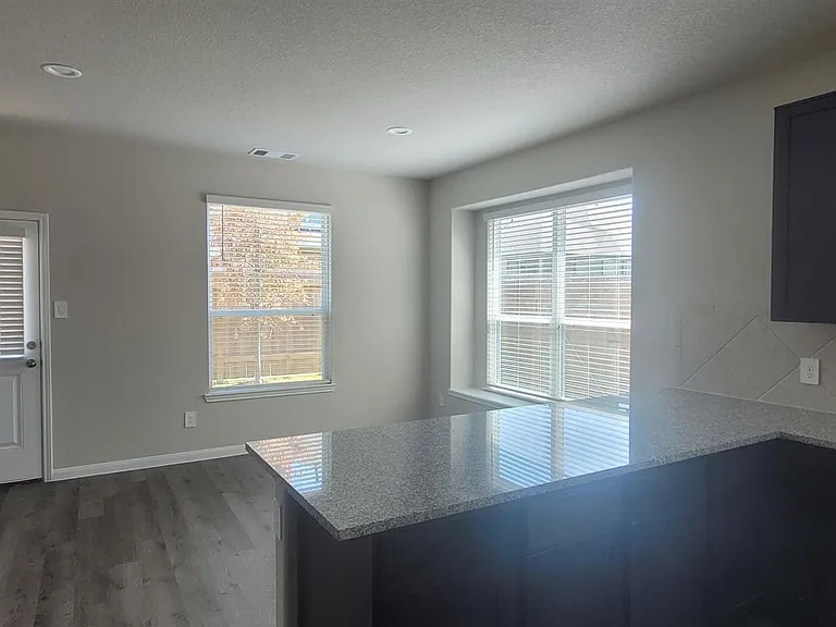 2934 Lawrence Park Ct — Photo 7