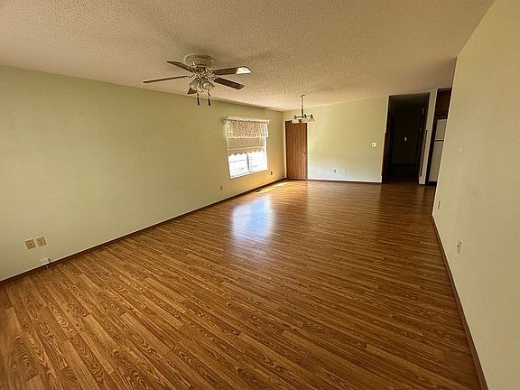 3rd image of 47 Wenona Dr