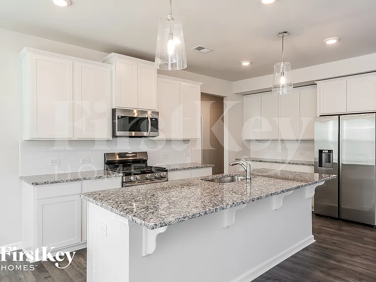 566 Hillpark Ln — Photo 6
