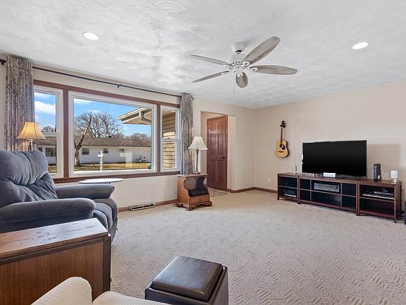 3rd image of 1413 Coral Ct