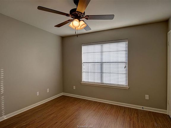 2nd image of 901 Balcones Dr APT 73