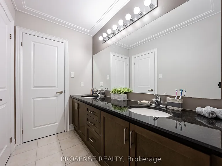 8 Macbean Cres — Photo 37