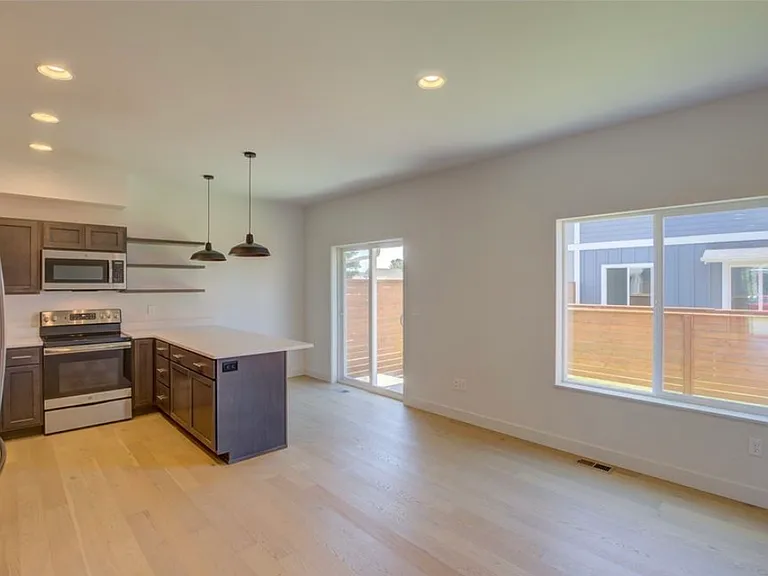 909 Washington Ave S — Photo 4