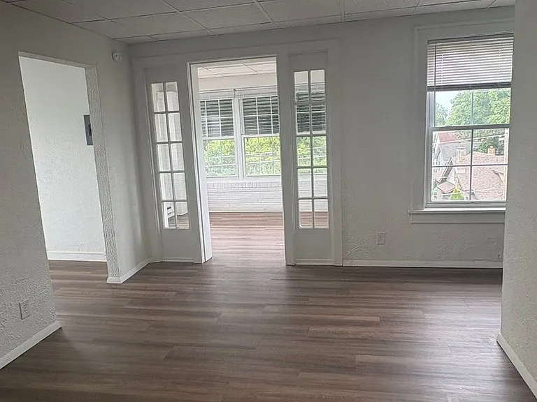 2112-2118 N Linn St — Photo 2