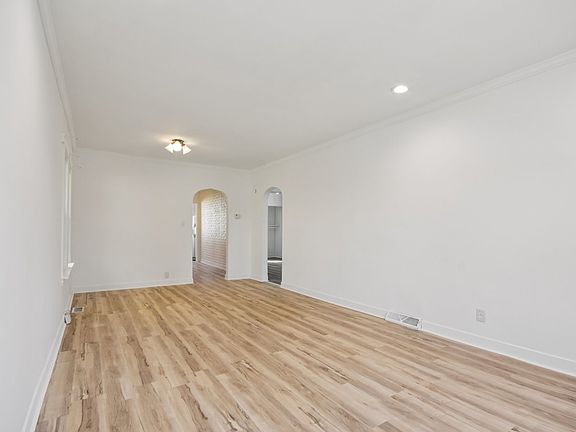 4th image of 2511 Davisson St