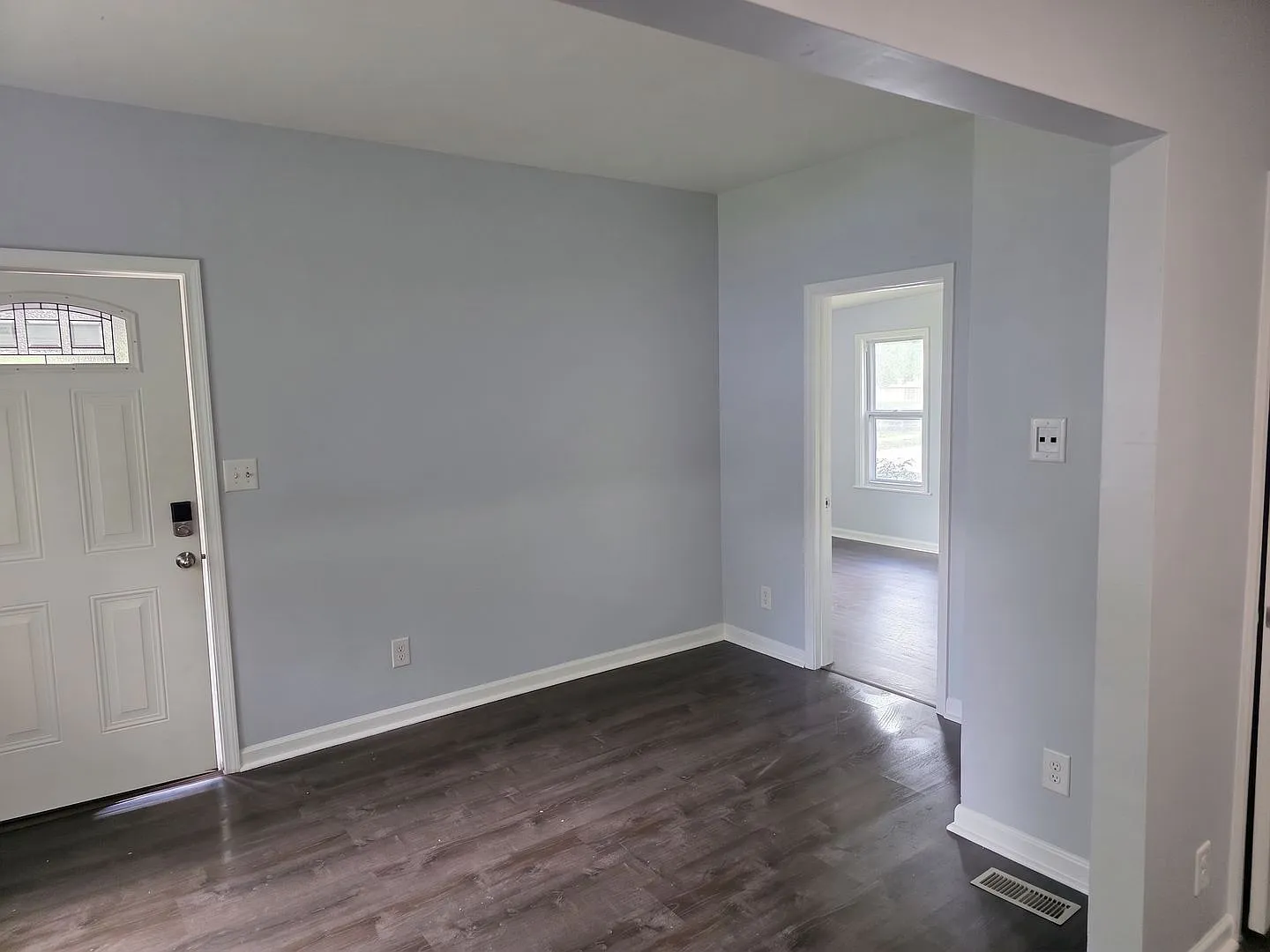 This beautifully updated 3-bedroom, 2-bath single-family home is ready for move-in! — Photo 3