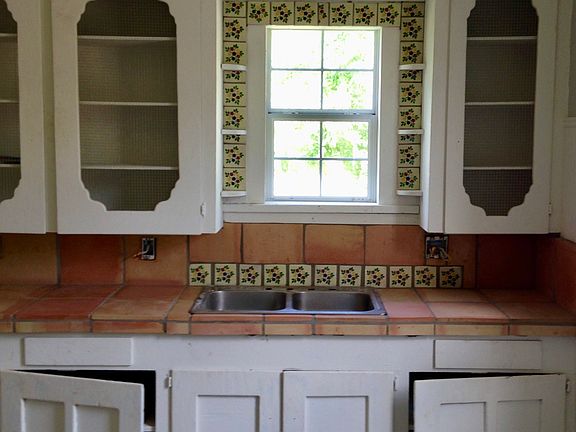 5th image of 701 E Lott St