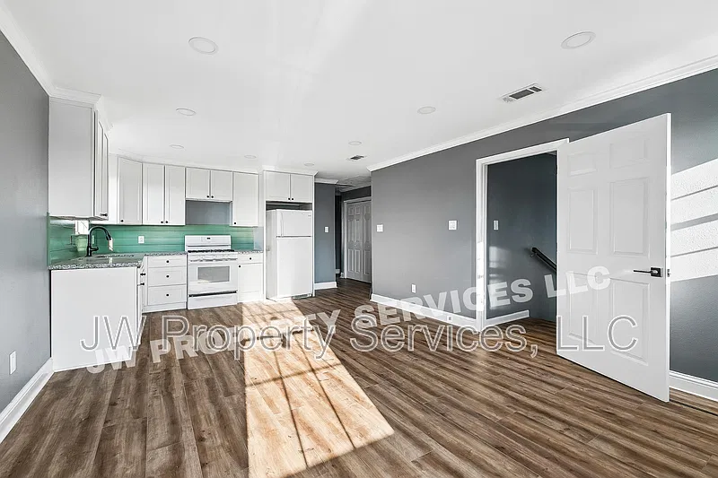 3 bed, 2.0 bath, 1100 sqft, $1,500 — Photo 3