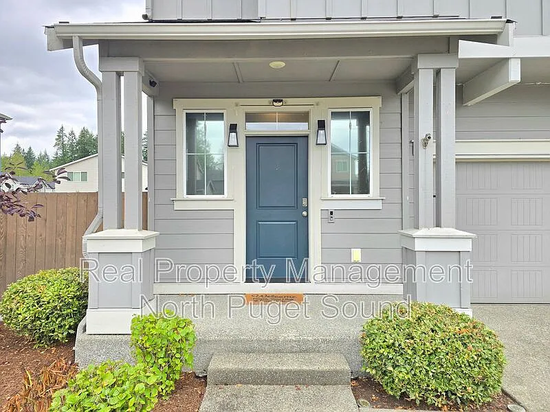 5 bed, 2.5 bath, 2506 sqft, $3,695 — Photo 2