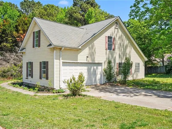 92 Dogwood Lakes Dr, Hampton, GA 30228