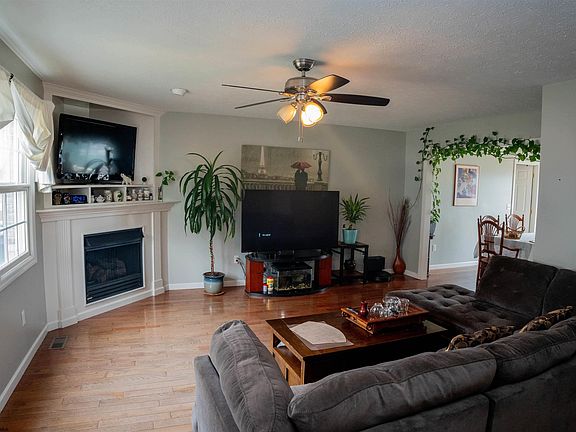 3rd image of 114 Donna Ave