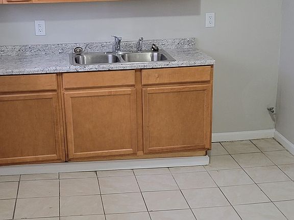 2nd image of 1043 Mount St