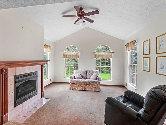 3rd image of 132 Barrington Dr
