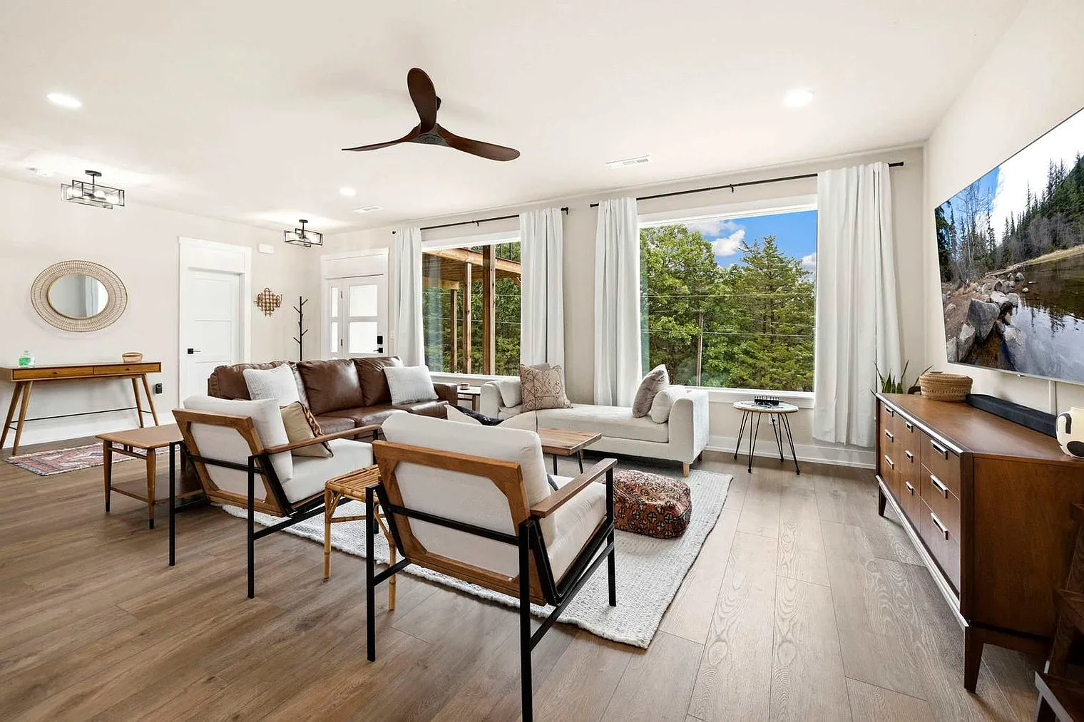 4 bed, 2.0 bath, 2680 sqft, $5,784 — Photo 3