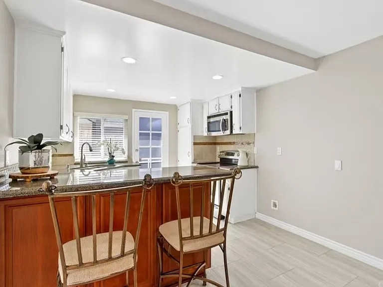 4622 Larwin Ave — Photo 4