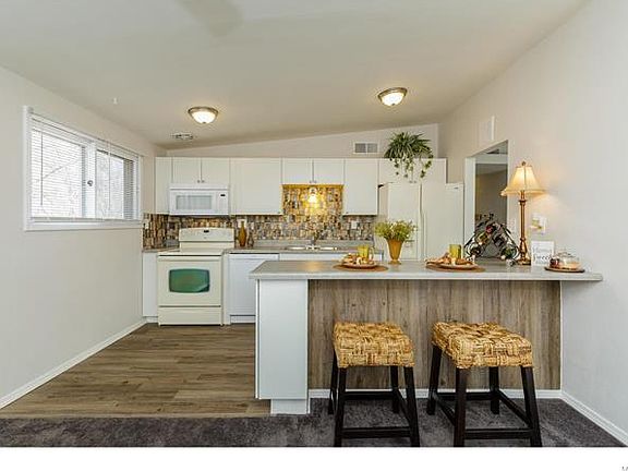 3rd image of 6 Holly Ln