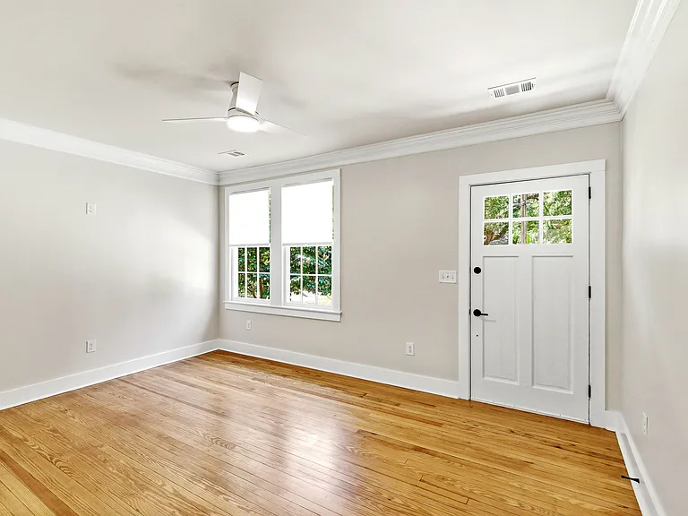 413 Meritta Ave — Photo 4
