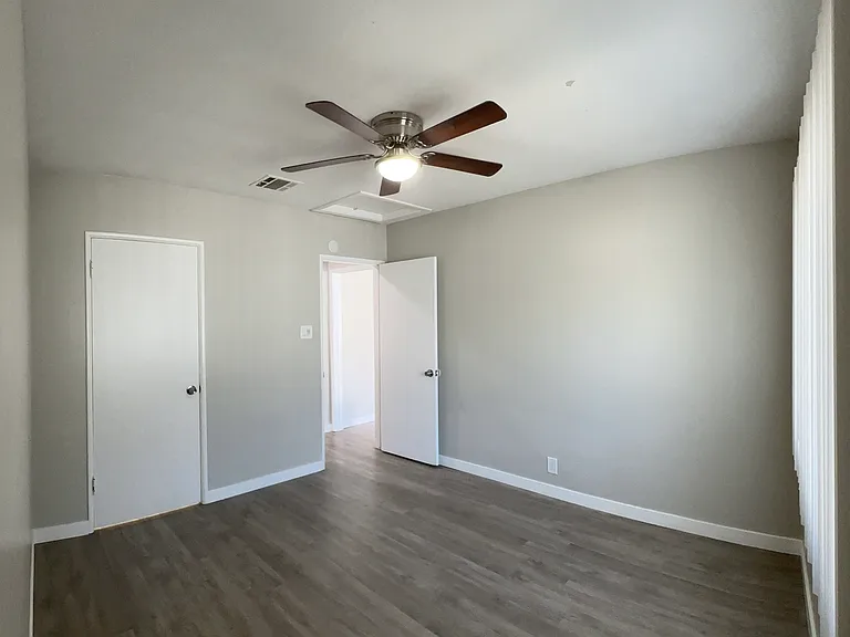 Bedroom with options ceiling fan and or AC for confort cooling