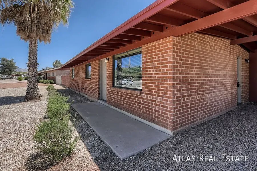 Eastside 3 Bedroom with large yard! — Photo 4