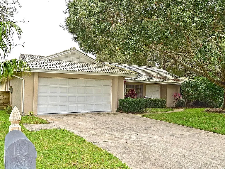 1876 Riviera Cir — Photo 2