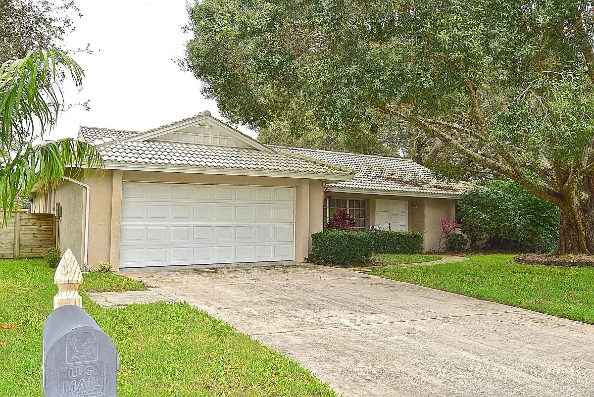 Building Photo - 1876 Riviera Cir