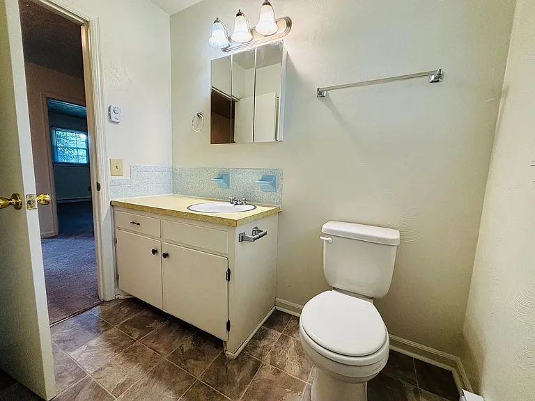 2 Bedroom, 1 Bath Apartment — Photo 8