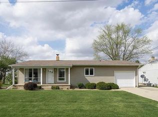 802 W Davison St, Roanoke, IL