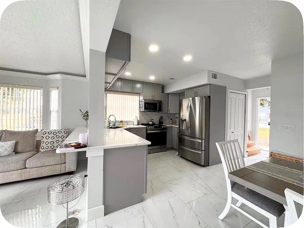 3 bed, 2.0 bath, 1697 sqft, $1,800 — Photo 2