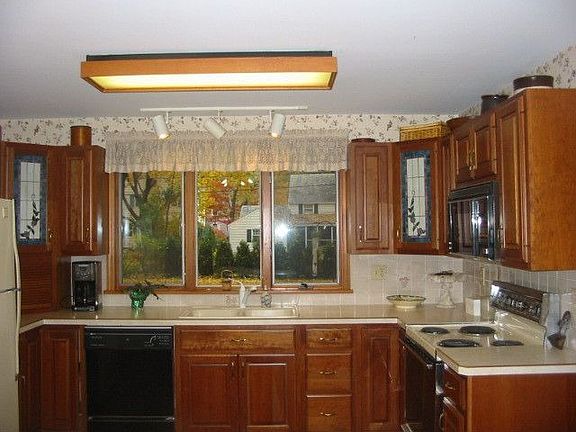 Cherry kitchen cabinets