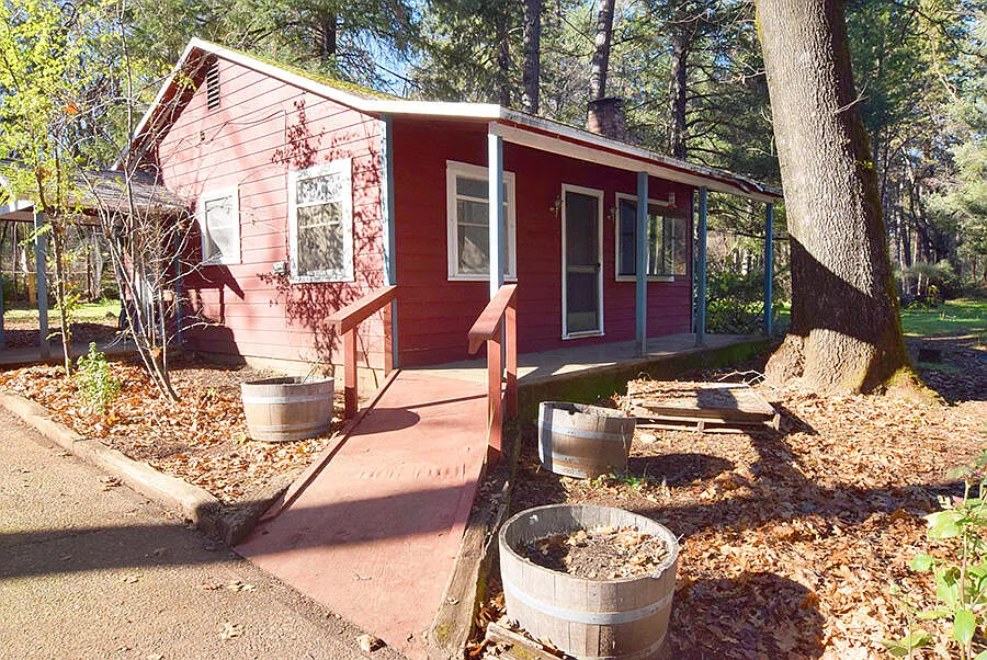 21568 Riverview Dr photo 1