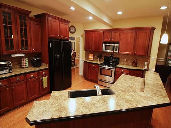 4th image of 135 Gallant Ct