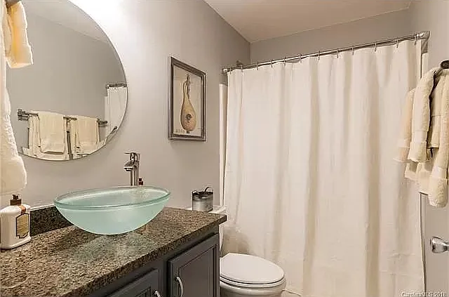 Shared full bath for bedrooms 2&3