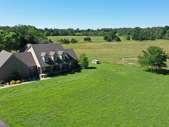3rd image of 824 Mullins Ln