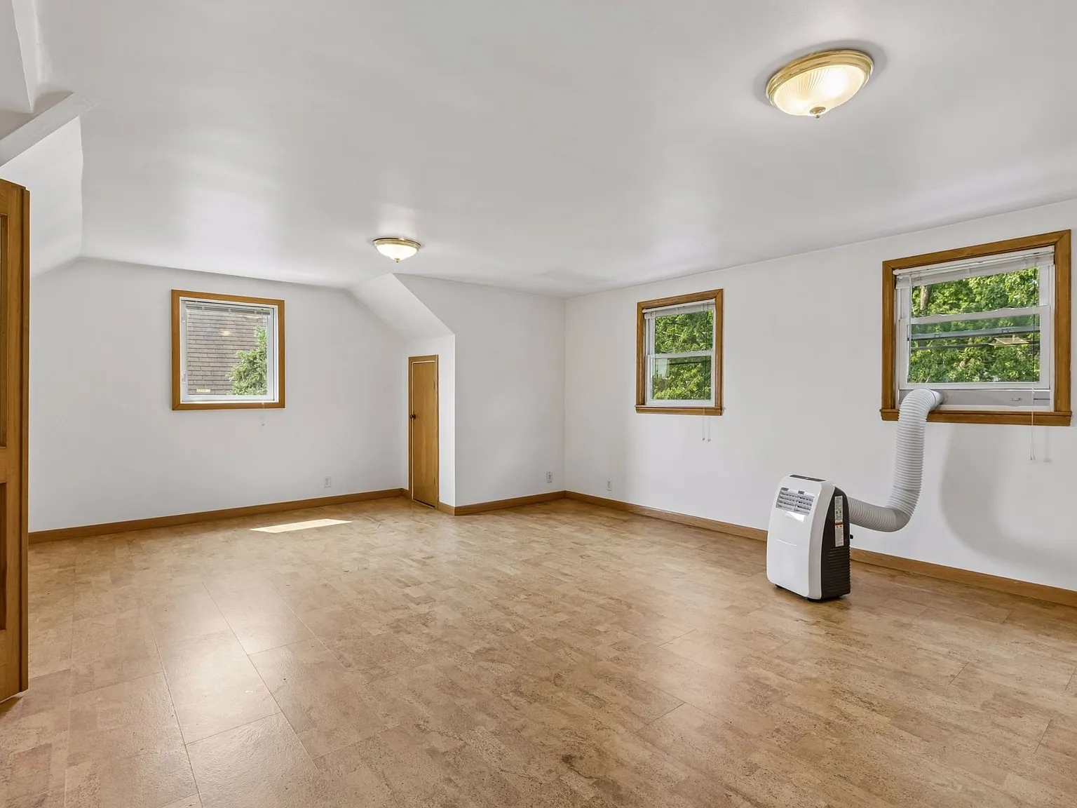 1 bed, 900 sqft, $1,200 — Photo 3