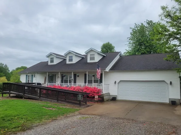 325 W North St, Dix, IL 62830