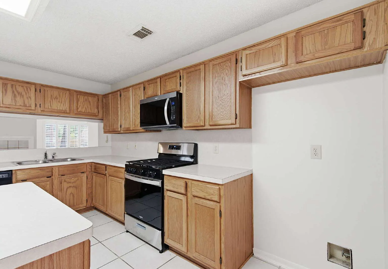 3 bed, 2.0 bath, 1763 sqft, $1,775 — Photo 3