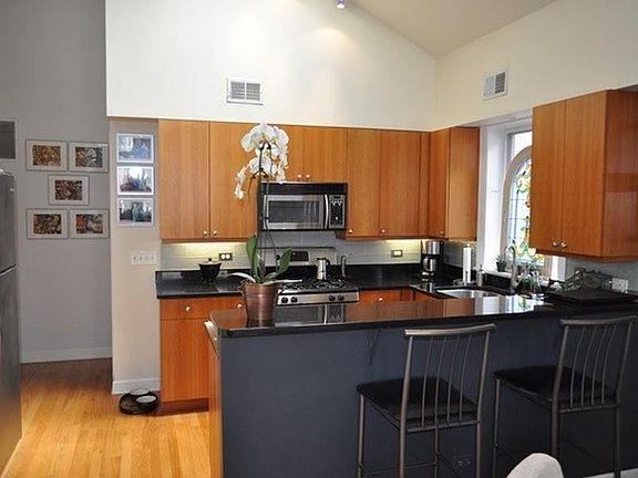 4th image of 4847 N Winthrop Ave #G