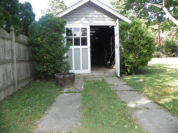 1 Car garage with long driveway