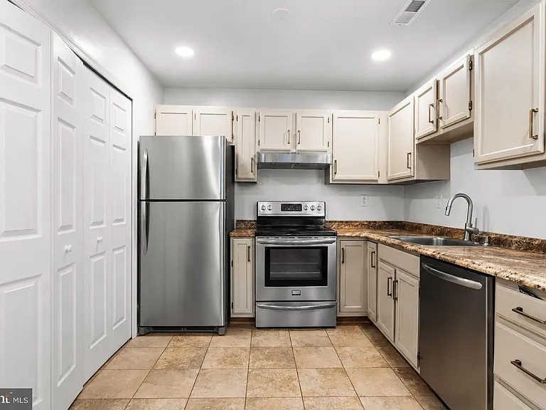 3218 Westdale Ct — Photo 2
