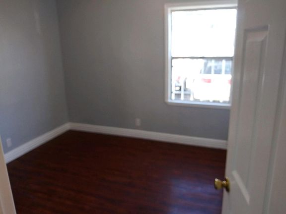 2nd image of 1924 1/2 W 35th St