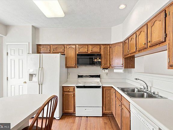 3rd image of 511 Sugarbush Cir