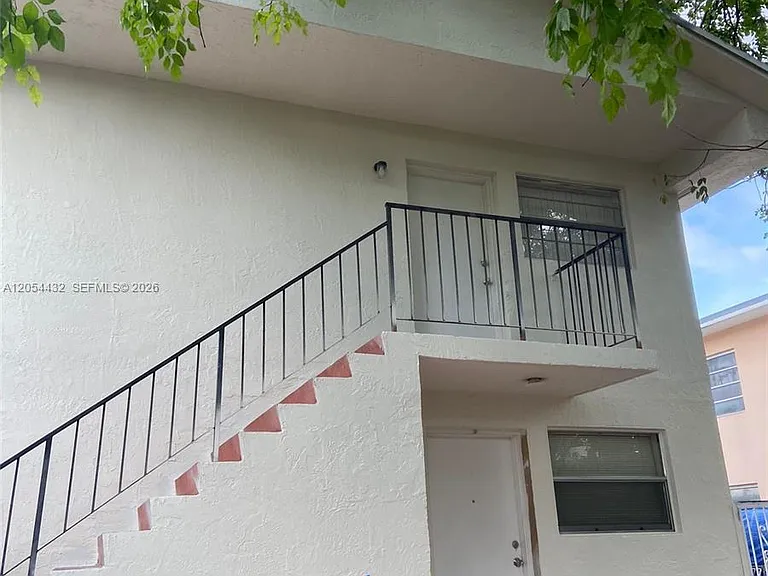642 E 2nd Ave #B — Photo 2