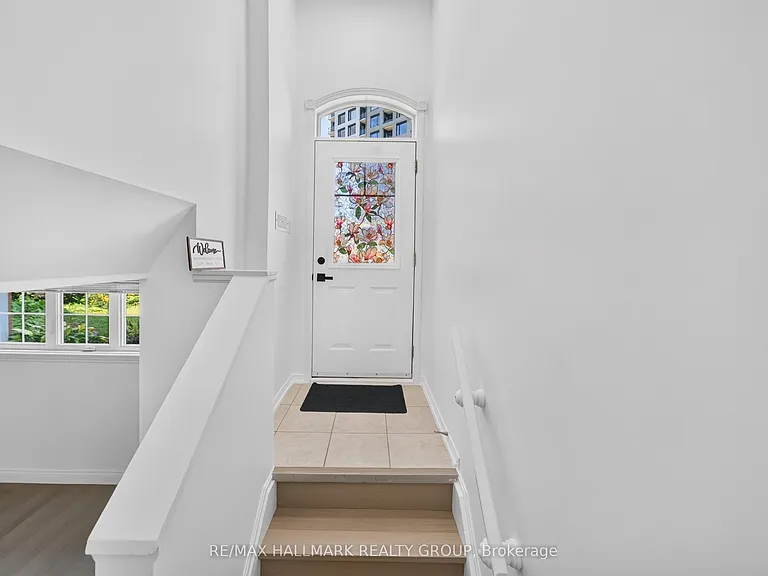 44 Centrepointe Dr — Photo 6